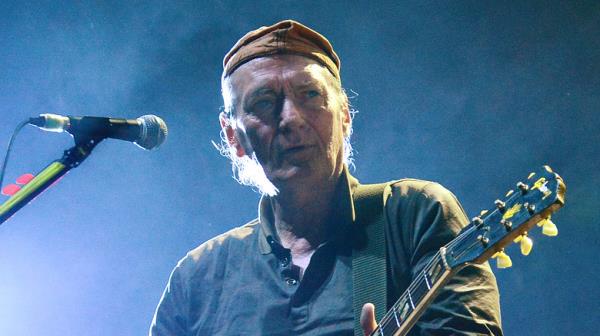 geordie walker playing guitar