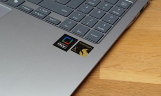 Qualcomm Snapdragon X Elite sticker on a Samsung Galaxy Book 4 Edge.
