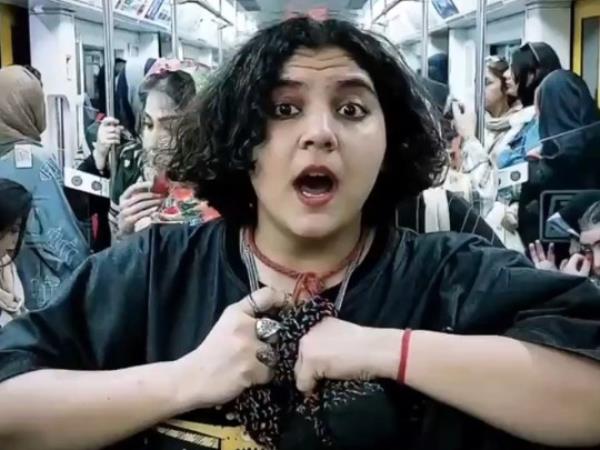 Zara Esmaeili singing on the metro