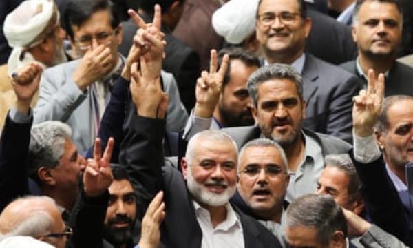 Ismail Haniyeh and others hold up the ‘v’ sign